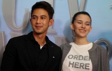 Artis sinetron Fandy Christian dan sang istri, Dahlia Poland saat diabadikan di Malam Puncak Penghargaan SCTV Awards 2016 di Studio Emtek, Daan Mogot, Jakarta Barat, Rabu (30/11/2016).  