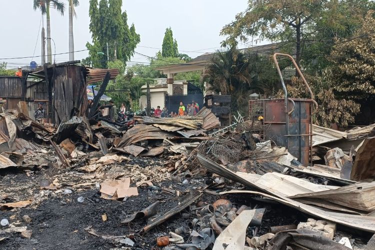 Puing-puing pasca kebakaran yang menghanguskan lapak semi permanen milik pemulung di Jalan Lingkar Duren Sawit, RT 01 RW 04, Jakarta Timur, Selasa (30/5/2023)