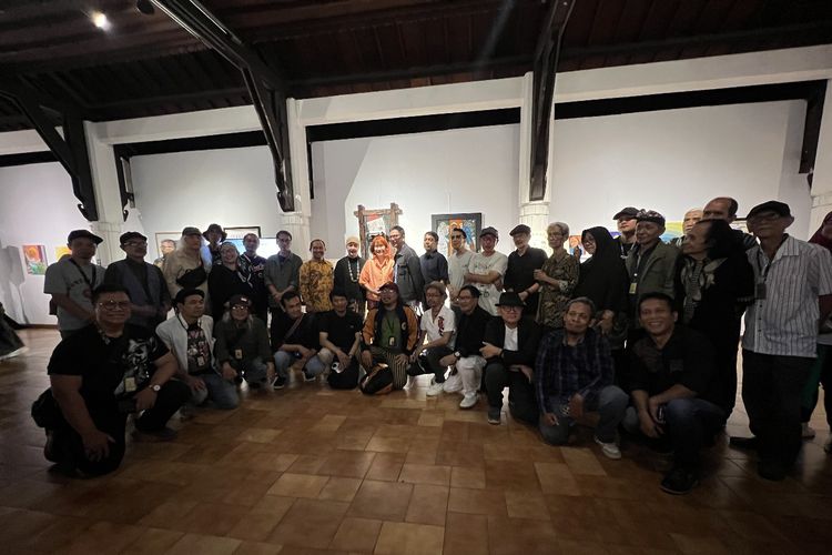 Pameran seni rupa bertajuk ?Kisah dari Palmerah? digelar mulai 29 Oktober sampai 8 November di Bentara Budaya Jakarta, Jakarta Pusat. Dalam keterangan resmi yang diterima, pameran ini menghadirkan karya-karya dari 44 perupa Kompas Gramedia, baik yang masih aktif berkarya maupun yang telah purna tugas.