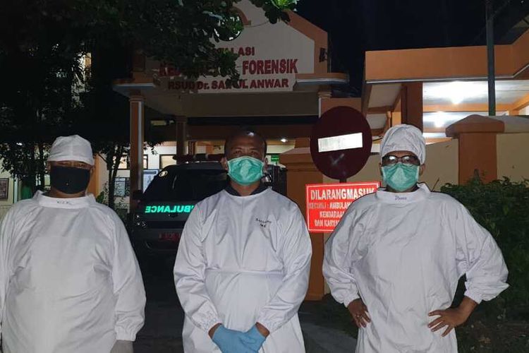 Kasat Intelkam Polresta Malang Kota Kompol Sutiono (tengah) yang menjadi relawan pemakaman jenazah Covid-19