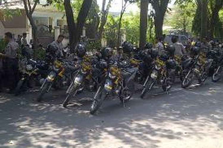 Motor pasukan Sabhara Polda Jatim siaga di depan Kantor KPU Jatim.