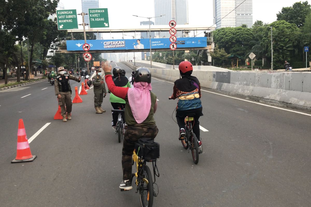 Sejumlah emak-emak yang menggunakan sepeda lipat ikut mencoba Jalan Layang Non Tol (JNLT) Kampung Melayu-Tanah Abang pada Minggu (23/5/2021) pagi.