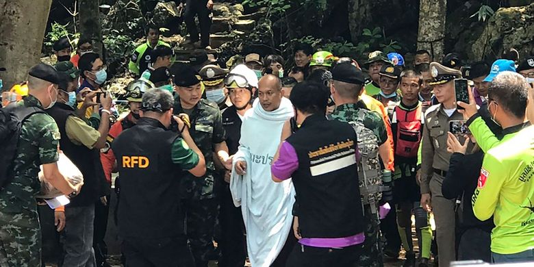 Biksu Buddha Phra Manas ketika diselamatkan dari Goa Than Phra Sai Ngam di utara Thailand, setelah terjebak selama 4 hari.
