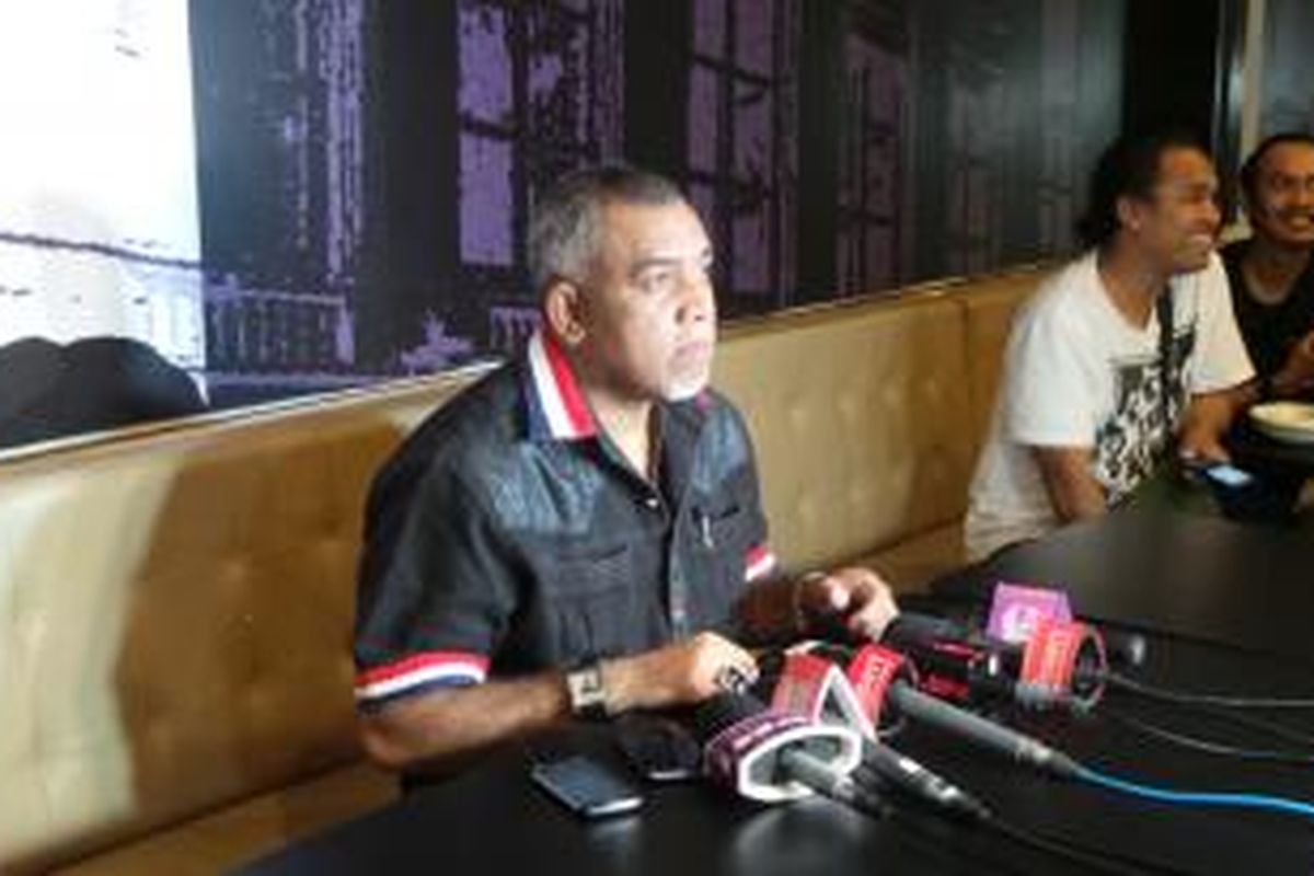 Kuasa Hukum Mucikari RA, Pieter Ell saat melakukan konferensi pers di Gokana Teppan, Jakarta, Selasa (2/6/2015). 