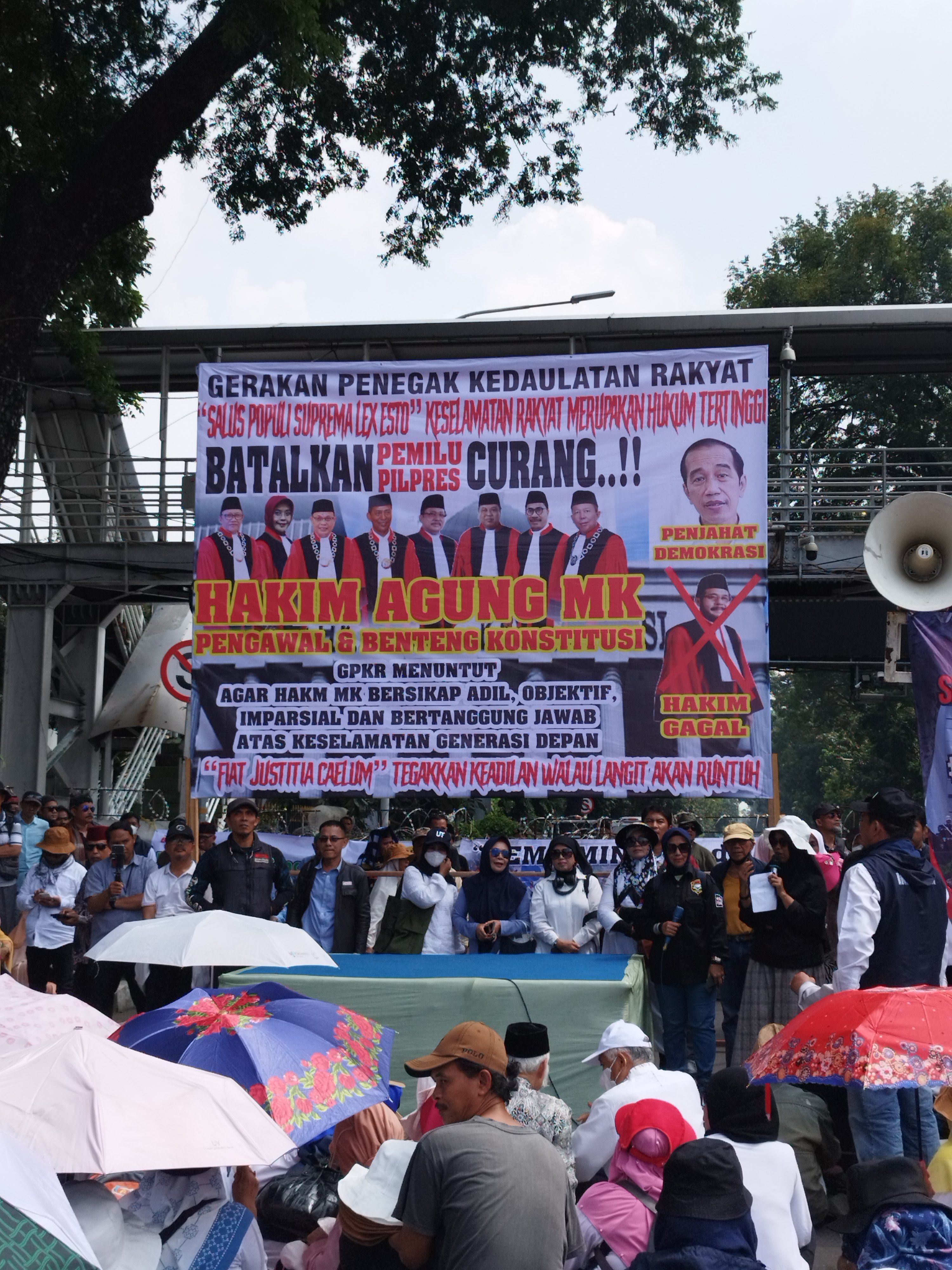 Massa Demo di Patung Kuda, Tuntut Hakim MK Bersikap Adil