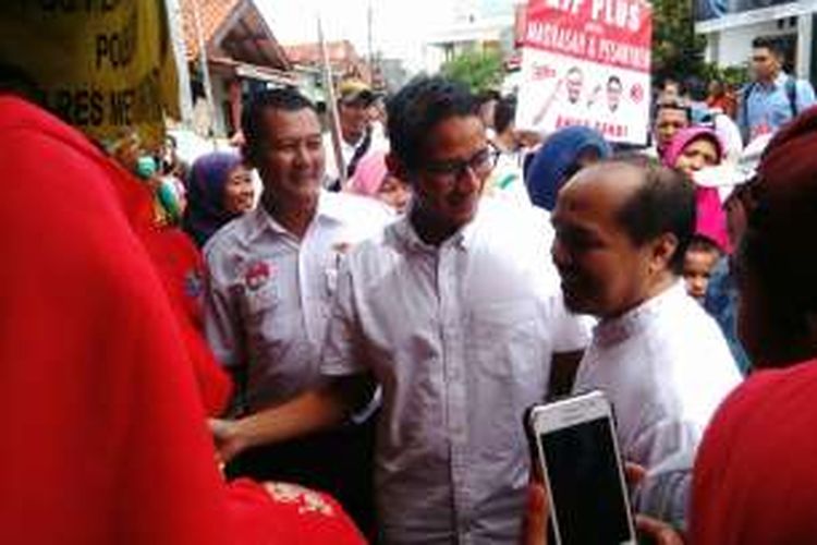 Calon wakil gubernur DKI Sandiaga Uno dalam kampanye di Jalan Kinyang III, Condet, Kramatjati, Jakarta Timur, Kamis (24/11/2016)