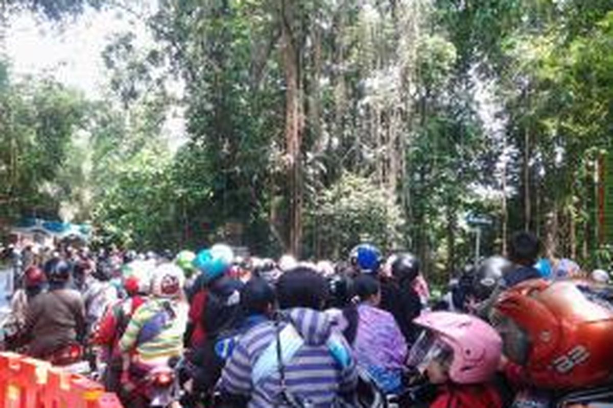 Ratusan pengendara motor antre masuk ke Taman Margasatwa Ragunan, Jakarta, Selasa (29/7/2014).