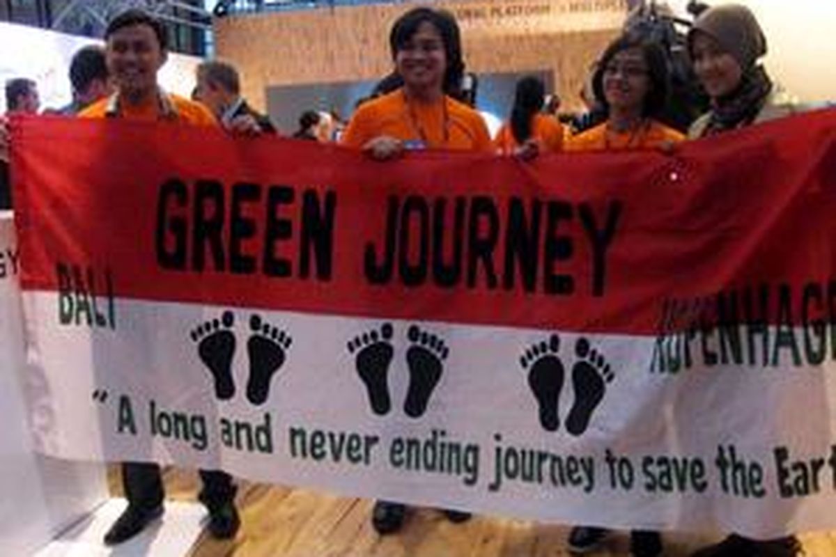 Duta iklim dari Indonesia, turut meramaikan aksi dengan membentangkan spanduk merah putih dengan tulisan From Bali to Copenhagen.