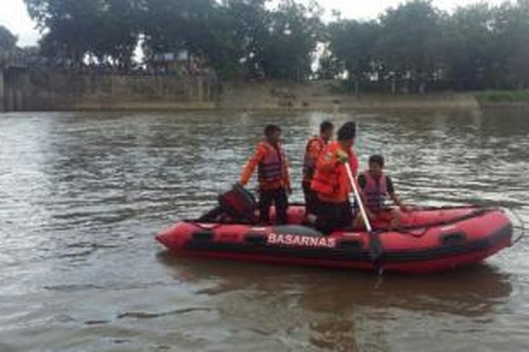 Anggota tim SAR Kendari mencari korban yang tenggelam di bendungan Ameroro, kabupaten Konawe,Sultra