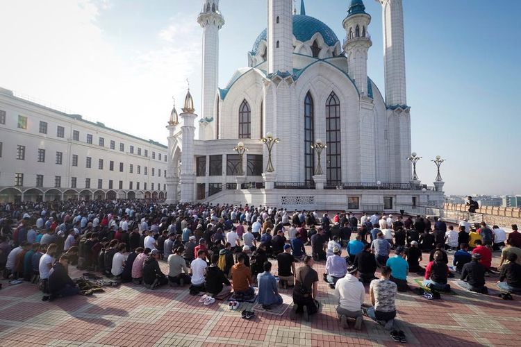 Umat Islam di Rusia sedang beribadah salat Idul Fitri di Masjid Kazan.