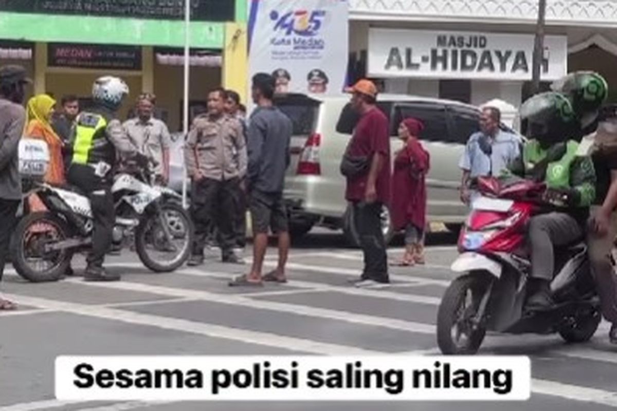 Viral video yang menarasikan anggota polisi Medan Timur ditilang oleh polisi lainnya. Namun, informasi itu dibatah oleh kapolsek.