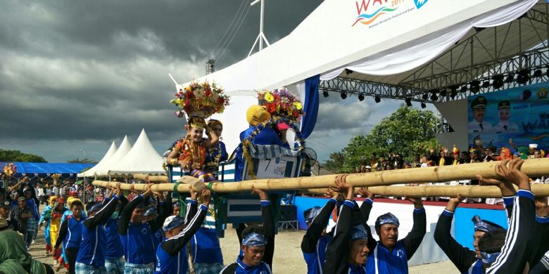 Kansodaa, prosesi adat masyarakat Wakatobi yang digelar saat perhelatan Wakatobi Wonderful Festival and Expo 2017 atau Wakatobi WAVE 2017 yang berlangsung pada 11 hingga 13 November 2017 di pelabuhan Panggulubelo, Pulau Wangi-Wangi, Kabupaten Wakatobi, Sulawesi Tenggara.