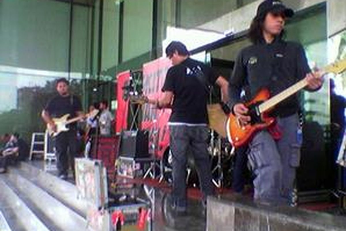 Gedung KPK di Jalan Rasuna Said Jakarta, dipenuhi kru band Slank yang sedang melakukan checksound di pintu masuk gedung itu, Senin (24/3). Hari ini Slank akan manggung di KPK untuk berkampanye tentang anti korupsi di Indonesia.