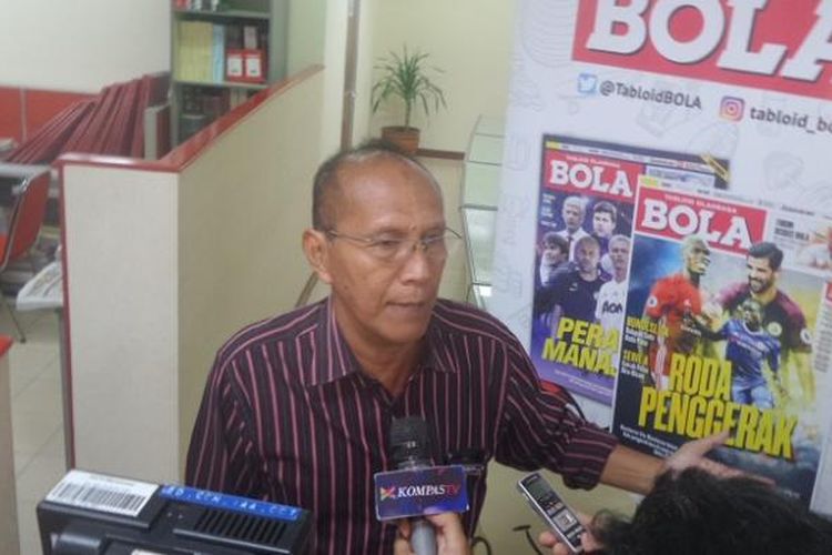 Pelatih Persita Tangerang, Bambang Nurdiansyah, diwawancarai awak media seusai menjadi pembicara dalam Forum Diskusi BOLA di Kantor Redaksi Tabloid BOLA, Rabu (25/1/2017).