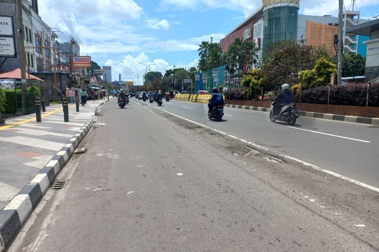 Kondisi jalan berlubang di Jalan Raya Margonda, Depok atau tepatnya di depan Ramayana pada Senin (9/1/2023).