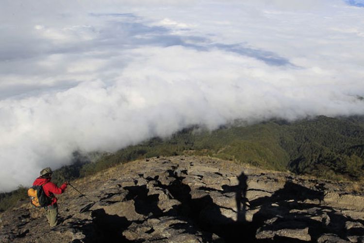 Tim Ekspedisi Cincin Api Kompas menuruni puncak Gunung Agung (3.142 mdpl), Bali, Kamis (6/10/2011). Gunung stratovolcano ini terakhir meletus dahsyat 1963 menelan korban jiwa 1.148 orang.  