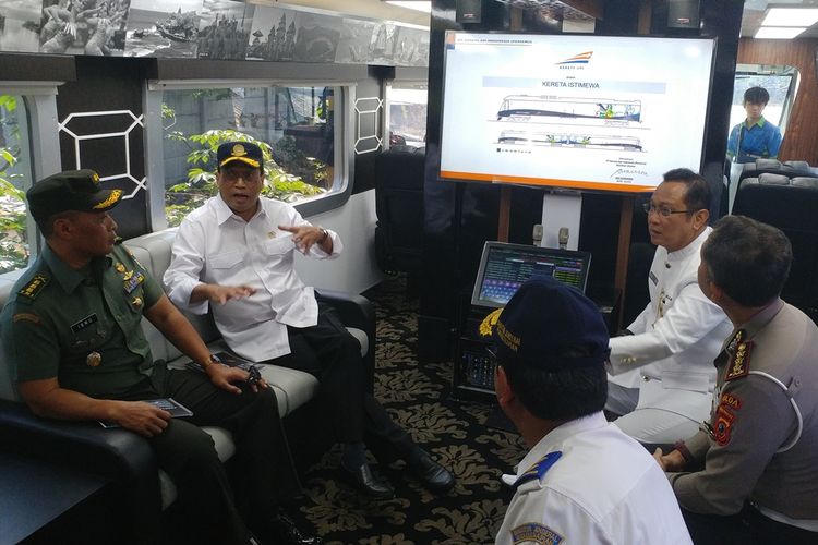 Menteri Perhubungan Budi Karya Sumadi didampingi Direktur Utama PT KAI Edi Sukmoro meresmikan beroperasinya Kereta Istimewa di Bandung, Sabtu (28/9/2019). Peresmian ini bertepatan dengan HUT Ke-74 PT KAI.