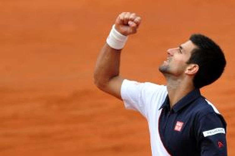 Petenis Serbia, Novak Djokovic, merayakan kemenangannya atas petenis Spanyol, David Ferrer, pada babak perempat final Roma Masters di Foro Italico, Jumat (16/5/2014). Djokovic menang 7-5, 4-6, 6-3.