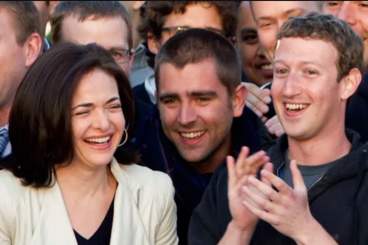 COO Facebook Sheryl Sandberg (kiri) bersama dengan CEO Facebook Mark Zuckerberg dalam perayaan IPO Facebook tahun 2012.