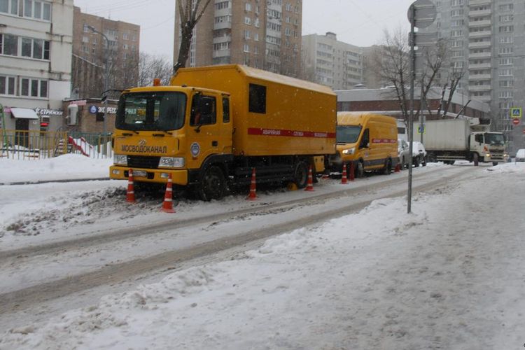 Mobil teknis perbaikan saluran air sedang melakukan pekerjaan perbaikan di Moskwa.