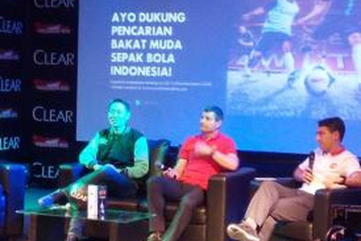 Senior Brand Manager Clerar, Johan Lie, dan mantan pemain Manchester United, Denis Irwin, memberikan keterangan kepada media soal program terbaru Ayo! Indonesia Bisa, Jumat (30/1/2015). 