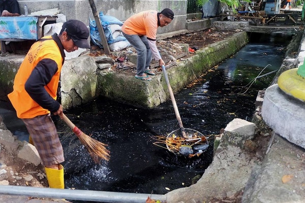 Pekerja Penanganan Prasarana dan Sarana Umum (PPSU) mengumpulkan sampah dari saluran air di Kelurahan Rawa Badak Utara, Jakarta Utara, Senin (26/6). Setiap kelurahan tetap menugaskan pekerja PPSU bekerja pada hari libur. Penerapan sistem piket ini berbeda di tiap kelurahan