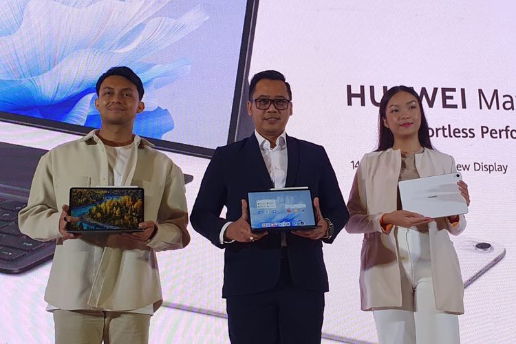Edy Supartono (tengah), Training Director Huawei Device Indonesia dalam peluncuran Huawei MatePad Air di Jakarta, Jumat (14 Juli 2023).