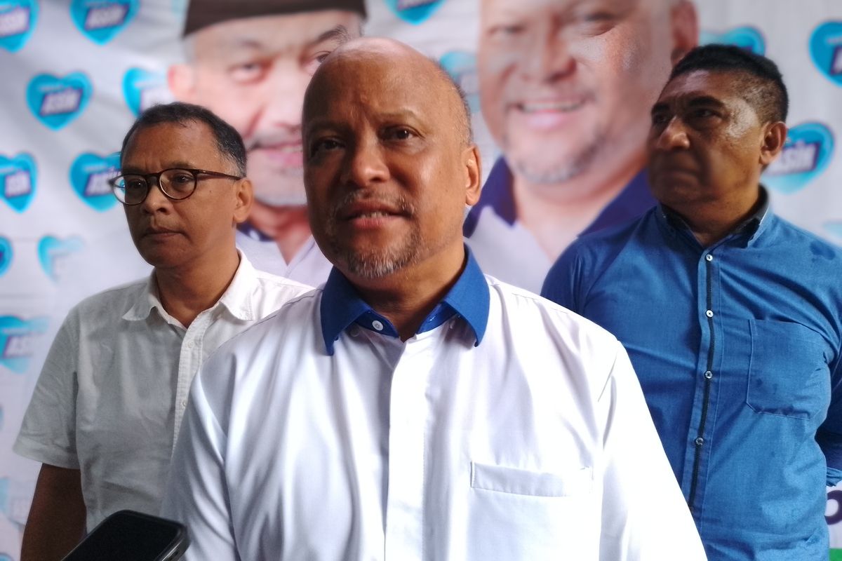 Calon Wakil Gubernur Jawa Barat nomor urut 3, Ilham Habibie usai bertemu dengan sejumlah aktivis dan organisasi lingkungan hidup di Lohita Garden, Jalan Ir. H. Juanda, Kota Bandung, Sabtu (2/11/2024).