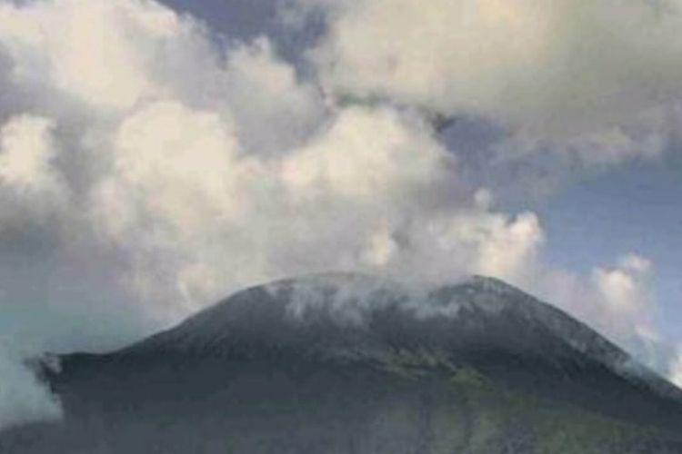 Foto:  Gunung api Ile Lewotolok erupsi, Selasa (7/6/2022) pada pukul 14.22 Wita.