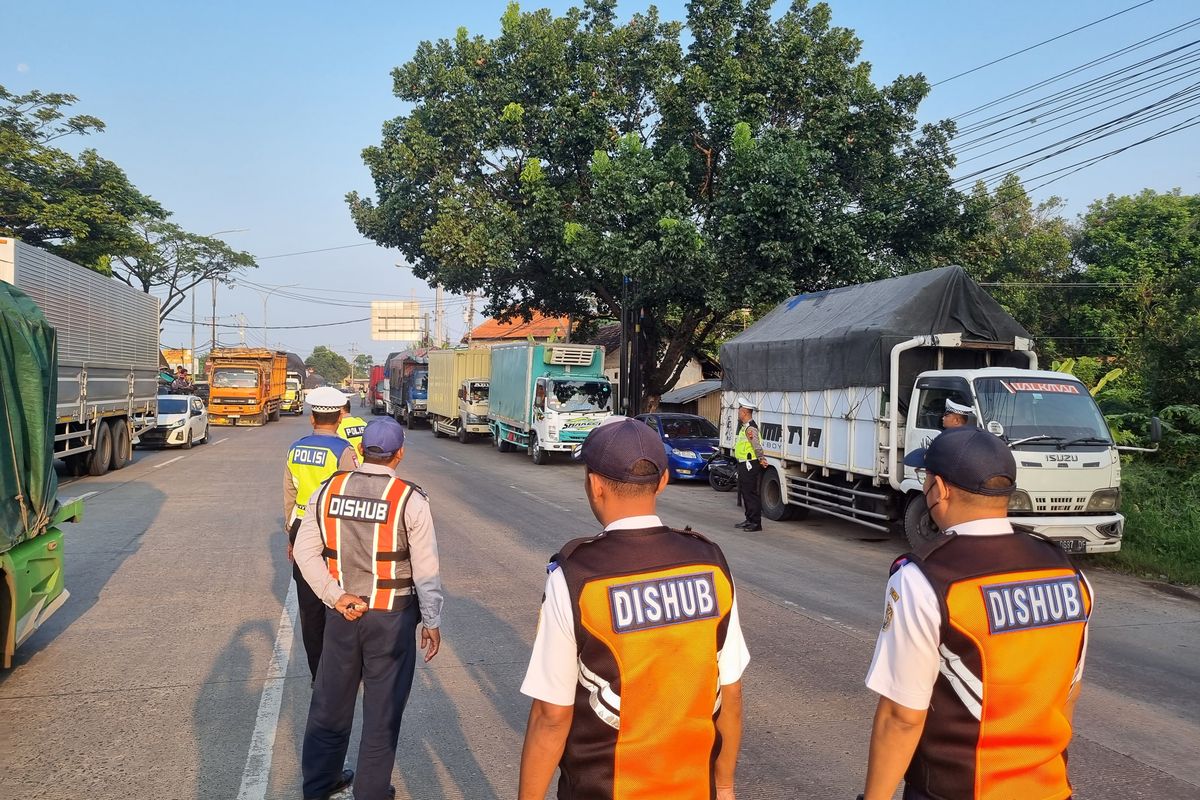 Truk berhenti di bahu jalan saat pembatasan operasional di Jalan Pantura Kendal