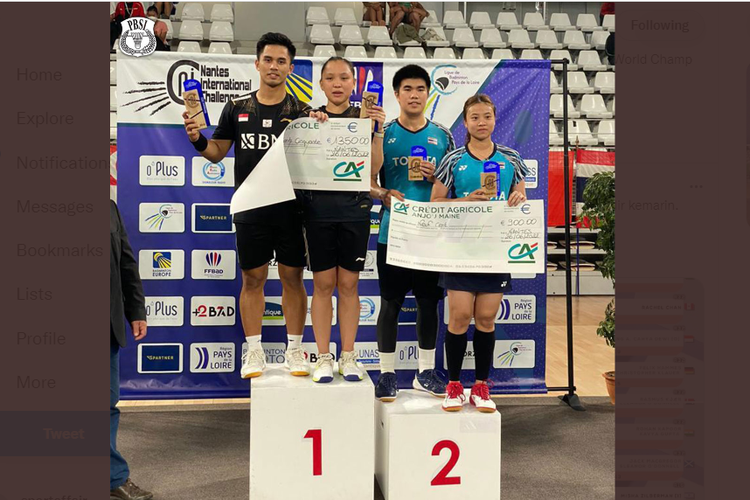Amri Syahnawi/Winny Oktavina merayakan gelar juara Nantes International Challenge 2022 seusai memenangi final kontra wakil Thailand, Ratchapol Makkasasithorn/Jhenicha Sudjaipraparat di La Trocardiere, Reze, Perancis, pada Minggu (26/6/2022).