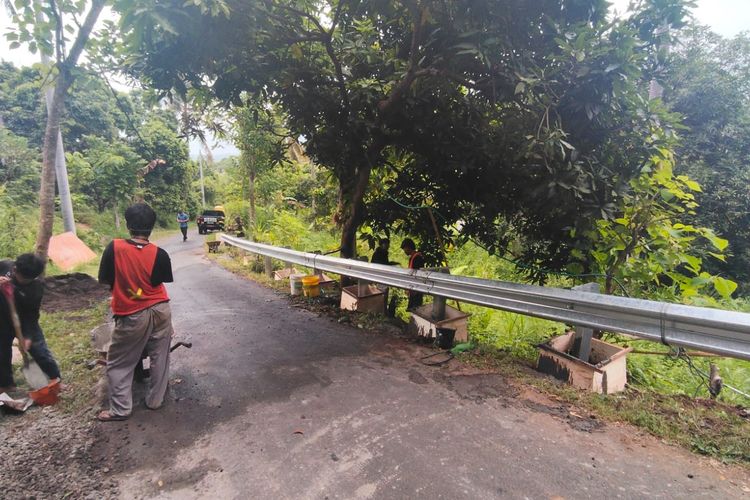 Wisatawan Kerap Kecelakaan, Jalur Maut Denpasar–Lovina di Tigawasa Buleleng Dipasang Guardrail