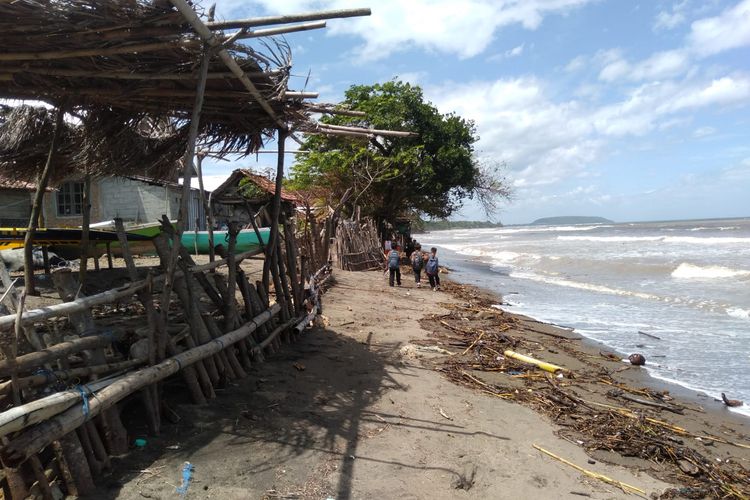 Rumah rusak tersapu gelombang pasang di pesisir utara Sumbawa 