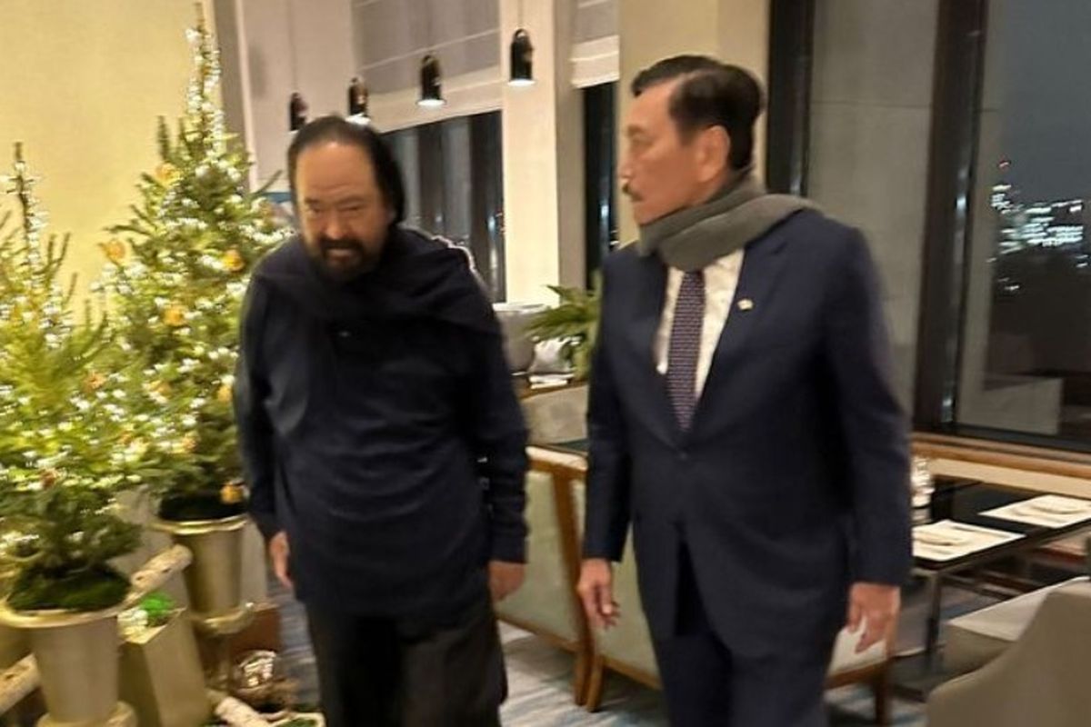 Ketua Umum Partai Nasdem Surya Paloh dan Menteri Koordinator Bidang Maritim dan Investasi (Menko Marves) Luhut Binsar Panjaitan bertemu di London, Inggris, pada Desember 2022.