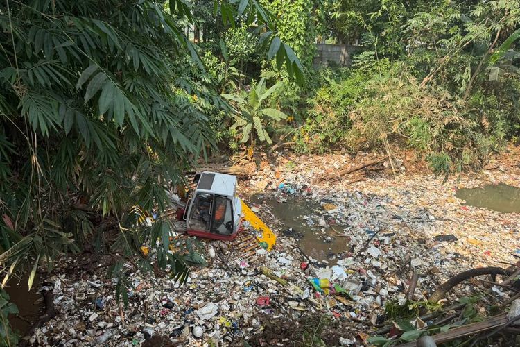 Petugas Temukan Kulkas hingga Kasur di Tumpukan 230 Ton Sampah Kali Baru Bogor