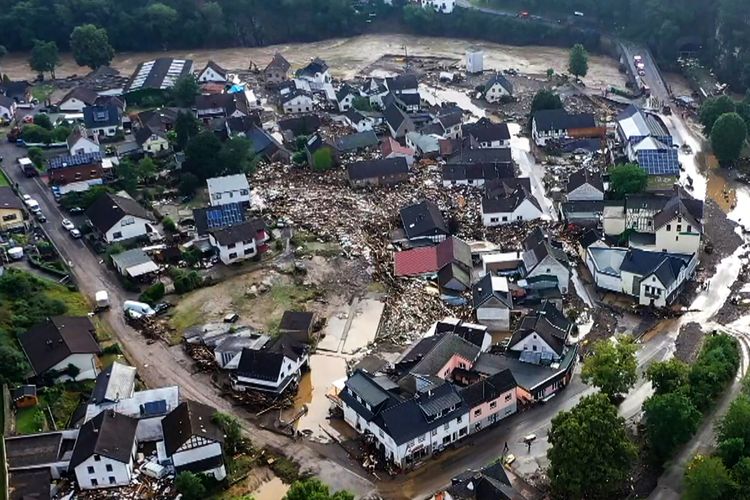 Sebuah foto yang diambil dengan drone menunjukkan kehancuran akibat banjir Sungai Ahr di desa Eifel Schuld, Jerman barat, Kamis, 15 Juli 2021. 