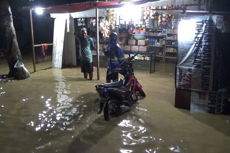 Hujan deras yang mengguyur Kota Palopo, Sulawesi Selatan sejak Kamis (28/03/2024) malam, membuat Sungai Latuppa meluap dan merendam empat kecamatan. permukiman warga dan ruas jalan terendam banjir