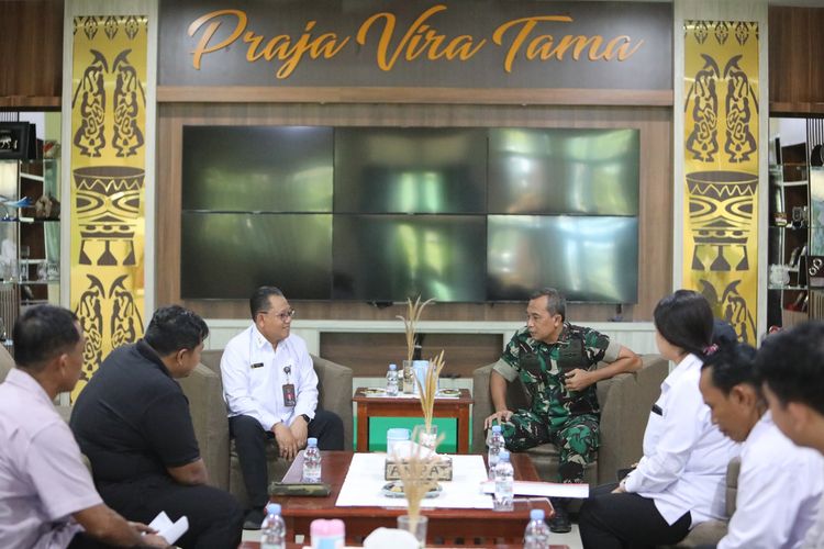 Deputi Bidang Pencegahan Perlindungan dan Deradikalisasi Roedy Widodo beraudiensi dengan Komandan Komando Resor Militer (Korem) 181/Praja Vira Tama Totok Sutriono di Markas Komando Korem 181 Sorong, Selasa, (24/9/2024). 
