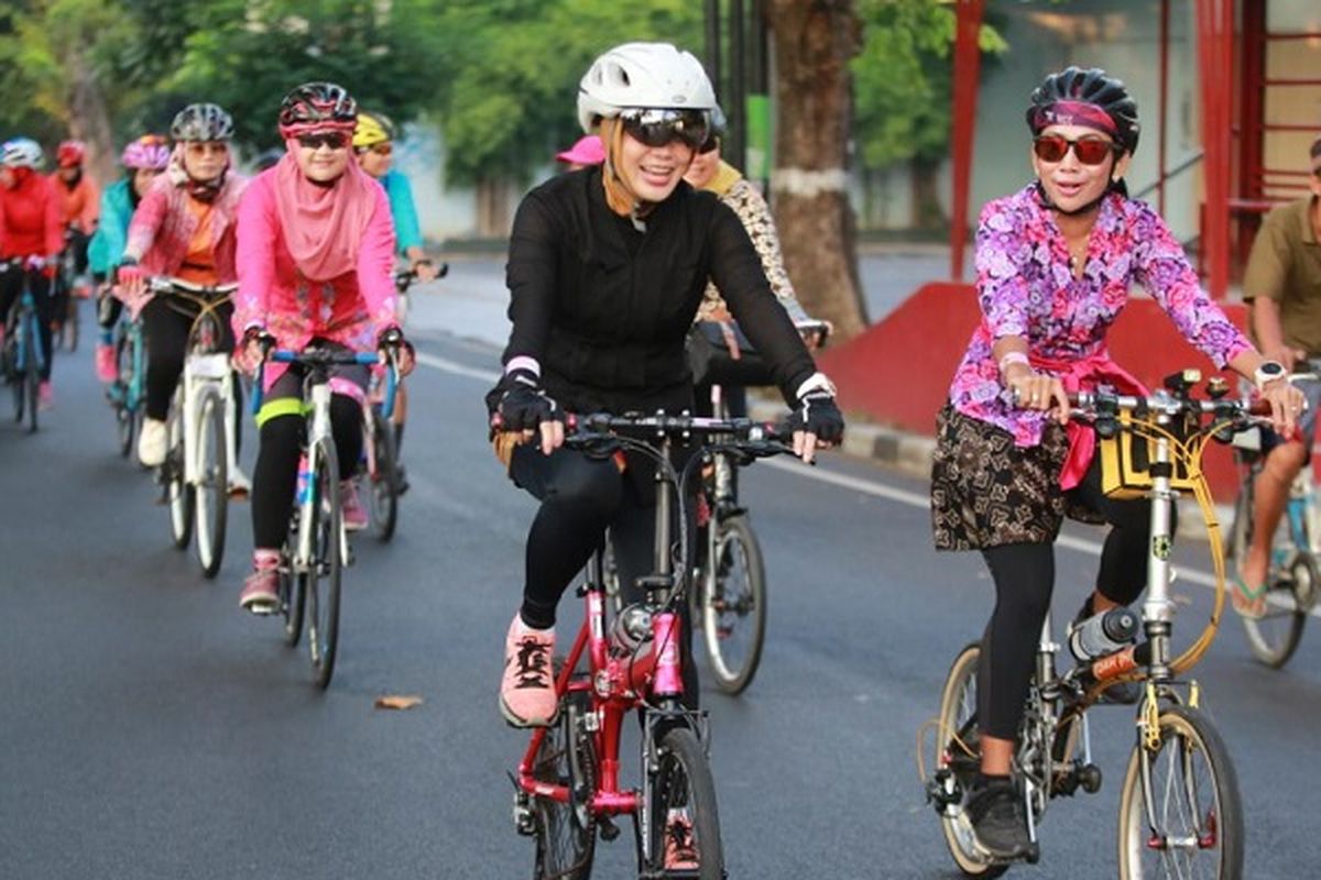 Istri Gubernur Jawa Tengah Ganjar Pranowo, Siti Atikoh, Ganjar memperingati hari Kartini dengan cara gowes bersama ratusan anggota komunitas Women Cycling Community (WCC), Minggu (21/4/2019).