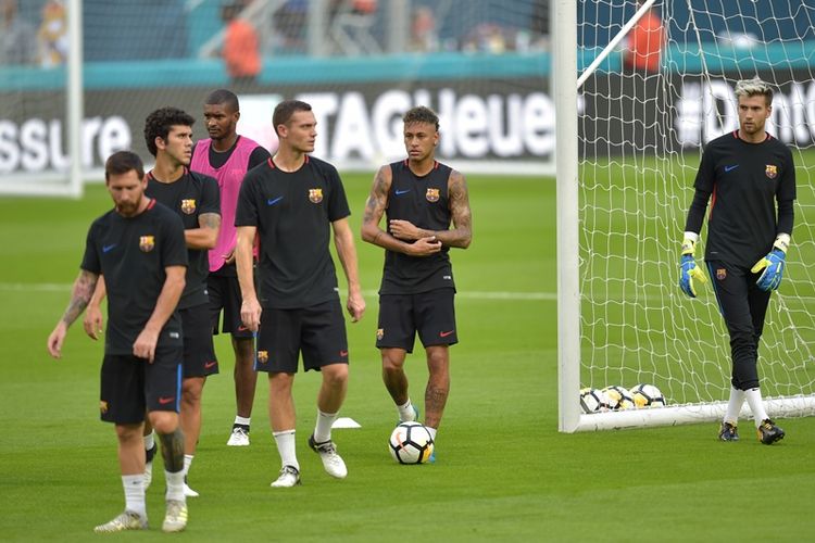 Bintang Barcelona Lionel Messi (kiri) dan Neymar (2 dari kanan), ambil bagian dalam latihan tim di Hard Rock Stadium, Miami, Florida, pada Jumat (28/7/2017), sehari menjelang pertandingan melawan Real Madrid dalam ajang International Champions Cup.