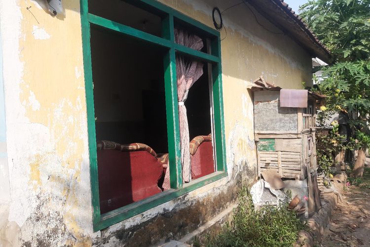 Rumah warga yang rusak karena ledakan mesin pemanas di Lumajang, Jawa Timur.