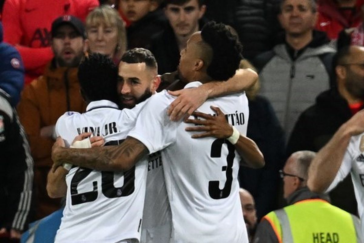 Penyerang Real Madrid, Karim Benzema (dua dari kiri), merayalan gol ke gawang Liverpool pada laga leg pertama babak 16 besar Liga Champions 2022-2023. Laga Liverpool vs Real Madrid yang digelar di Stadion Anfield pada Selasa (21/2/2023) malam waktu setempat itu berakhir dengan kemenangan 5-2 bagi tim tamu.  Terkini, Real Madrid akan kembali melawan Liverpool pada leg 16 besar kedua Liga Champions 2022-2023.