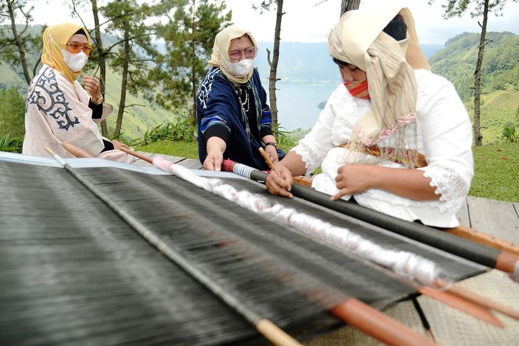 Ketua Dekranasda Sumut Nawal Lubis (tengah) didampingi Wakil Ketua Dekranas Sumut Sri Ayu Mihari bertemu dengan perajin ulos di kawasan Danau Toba, Senin (15/2/2021)