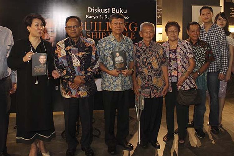 Dari kiri: Scott Younger, Dewi Mariana Senduk, Komarudin Hidayat, SD Darmono, Bapak dan Ibu Sungkono, Bachrul Ulum, Sutedja Darmono beserta istri, Basuri T Purnama
