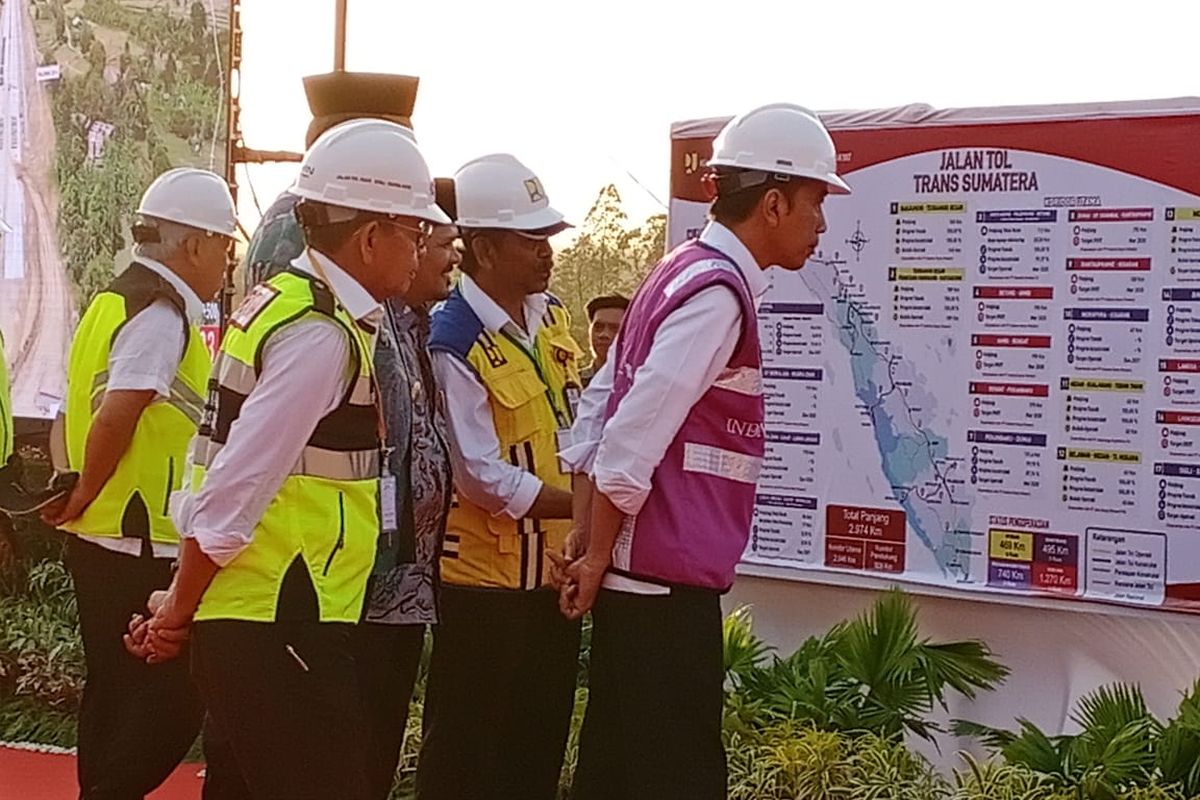 Presiden Joko Widodo meninjau proyek Jalan Tol Trans Sumatera ruas Banda Aceh-Sigli ditemani Direktur PT Hutama Karya (Persero) Bintang Perbowo, Menteri Pekerjaan Umum dan Perumahan Rakyat (PUPR) Basuki Hadimuljono dan Dirjen Bina Marga Sugiyartanto, Jumat (21/2/2020). Seksi 4 Ruas Banda Aceh-Sigli ditargetkan beroperasi pada Lebaran 2020.