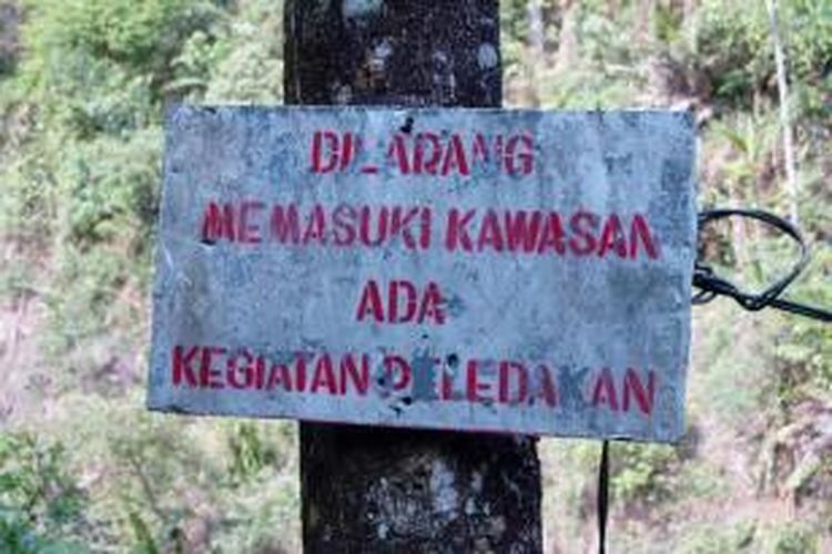 Papan nama larangan masuk di areal pertambangan emas PT Aneka Tambang (Antam) di Kampung Ciguha, Gunung Pongkor, Kecamatan Nanggung, Kabupaten Bogor, Sabtu (19/9/2015).