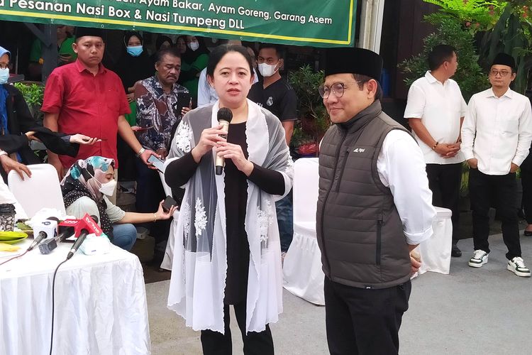 Ketua DPP PDI-P Puan Maharani bersama Ketua Umum PKB Muhaimin Iskandar atau Cak Imin saat menggelar jumpa pers di kawasan TMP Kalibata, Jakarta Selatan, Minggu (25/9/2022). 