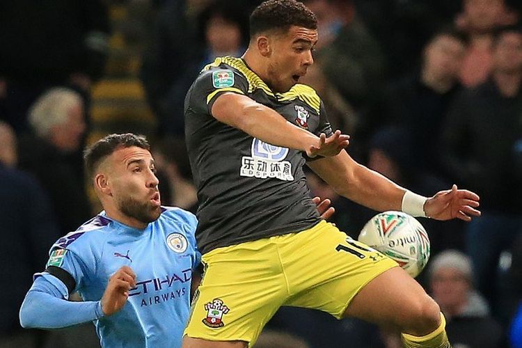 Che Adams bereaksi lebih cepat daripada Nicolas Otamendi pada pertandingan Manchester City vs Southampton dalam babak ke-4 Carabao Cup di Stadion Etihad, 29 Oktober 2019. 