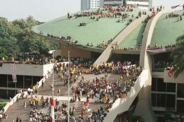 Mahasiswa se-Jakarta, Bogor, Tangerang, dan Bekasi mendatangi Gedung MPR/DPR, Mei 1998, menuntut reformasi dan pengunduran diri Presiden Soeharto. Sebagian mahasiswa melakukan aksi duduk di atap Gedung MPR/DPR.
