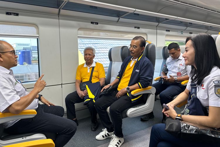 KAI Commuter menyambut delegasi dari berbagai negara, termasuk Kereta Api Tanah Melayu Berhad Malaysia (KTMB) di Stasiun BNI City, Rabu (4/9/2024).